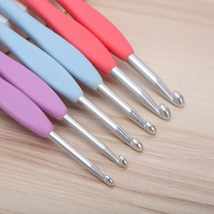 เข็มโครเชต์ด้ามจับนุ่มแบบไม่ต้องพันรอบ รุ่นเรนโบว์ สำหรับถักไหมพรมแบบเส้นผมสีทอง รุ่น DIY สไตล์อเมริกัน ขนาด 5.13-12 ผลิตจากโรงงาน - Product Image 3