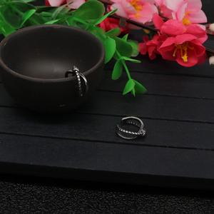 Yunnique – boucles d'oreilles géométriques minimalistes en acier titane pour garçons et filles, aucun piercing requis, bijoux à la mode - Product Image 3