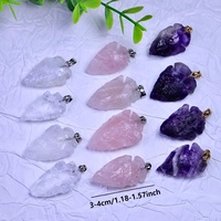 Vente en gros de pendentifs en forme de flèches en cristal, modèle de couteau, artisanat à la main, améthyste, quartz rose, quartz clair, mini-dague, collier, chakra, bijoux DIY