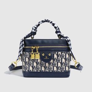 Bolso de Mano de Alta Gama para Mujer, Estilo Francés 2025, Cierre de Cremallera, Estilo Casual de Lujo, Material PU con Forro de Poliéster, Decoración de Cadena - Product Image 5