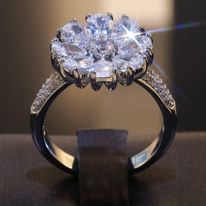 Elegante anello a forma di fiore per donna, design scintillante con intarsi, gioielli alla moda per tutti i giorni - Product Image 2