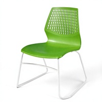 Chaise de conférence moderne en plastique perforé avec structure et dossier métalliques pour salles de classe et auditoriums (sièges de formation)