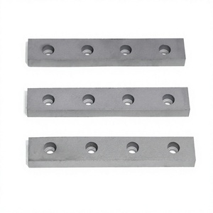 Suministro a EE. UU. de tiras largas de carburo perforado YG11D de 6.7X15.8X100.8mm, con orificios desiguales de dos lados para piezas de desgaste de accesorios industriales - Product Image 1