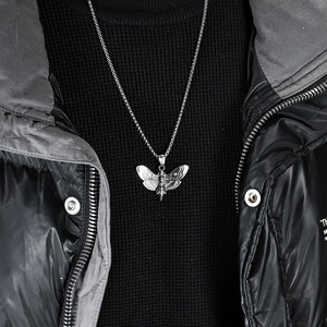 Collar yunnique punk con calavera de mariposa, diseño oscuro de nicho, colgante moderno, joyería de acero de titanio de Dongguan. - Product Image 3