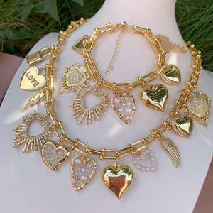 Conjunto <span class=keywords><strong>de</strong></span> Joyería <span class=keywords><strong>de</strong></span> Moda <span class=keywords><strong>para</strong></span> <span class=keywords><strong>Mujer</strong></span> con Collar <span class=keywords><strong>de</strong></span> <span class=keywords><strong>Cadena</strong></span> Gruesa y Brazalete <span class=keywords><strong>de</strong></span> Múltiples Dijes con Corazón <span class=keywords><strong>de</strong></span> Candado <span class=keywords><strong>de</strong></span> Amor CZ, Bañado en <span class=keywords><strong>Oro</strong></span> <span class=keywords><strong>de</strong></span> 18k - Product Image 5
