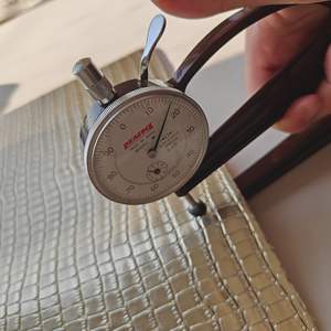 Tela de Cuero Sintético con Patrón de Cocodrilo Repujado, Impermeable, Resistente al Desgaste, Decorativa para Bolsos, Zapatos y Otros Usos - Product Image 3