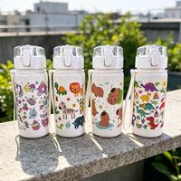 Bouteilles d'eau en plastique à motifs de dessins animés, plusieurs couleurs au choix, avec corde portable, adaptées aux enfants