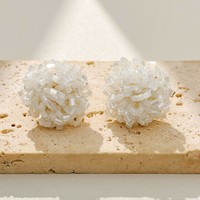 Boucles d'oreilles haut de gamme en forme de fleur comme accessoire de tenue professionnelle
