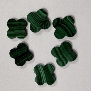 Perles en pierre de malachite naturelle polie verte 13x13x2mm en forme de fleur pour la fabrication de bijoux - Product Image 6