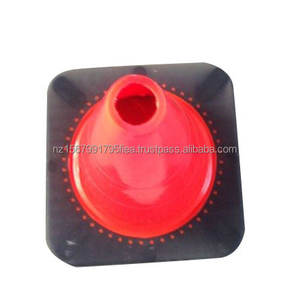 Cône de signalisation routière en PVC durable rouge avec base noire flexible, hauteur 45-75 cm, Wesure S1022, pour le contrôle de la sécurité routière - Product Image 6