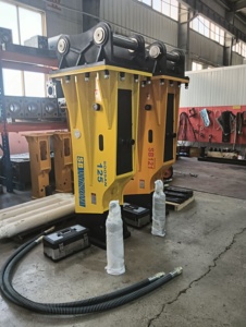 Marteau hydraulique SB 125 jaune avec moteur pour excavatrices lourdes de 28 à 35 tonnes, construction et démolition - Product Image 1