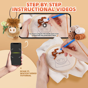 Kit de feutrage à l'aiguille DIY - Pendentif adorable vache des Highlands - Idéal pour débutants avec tutoriel vidéo, ensemble de fabrication de porte-clés animaux faits main - Product Image 3