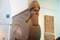 Sculpture d'Assyrie BringFine au design archaïque, en marbre antique, sur mesure, à cinq pattes, représentant un taureau, un lion, des ailes et un Sphinx, pour usage intérieur et extérieur