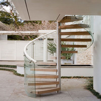 Escalier en colimaçon de luxe pour villa, avec marches en bois massif de qualité supérieure et main courante design, directement de l'usine
