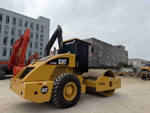 Rodillo Vibratorio de un Solo Tambor Caterpillar CS 683E Usado, Compactador Amarillo - Product Image 6