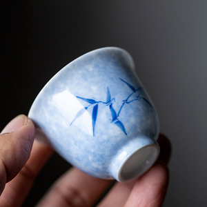 Taza de té de cerámica china pintada a mano con bambú azul, taza maestra de porcelana para juego de té Kung Fu, té Pu'er - Product Image 1