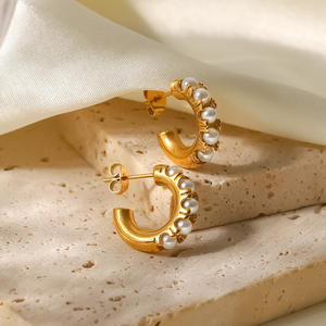 2025 Venta caliente diseño Simple mujer Chunky cinco incrustaciones de acero inoxidable impermeable 18K PVD chapado en oro perlas Stud pendientes - Product Image 4