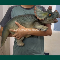 Accessoire de dinosaure pour bébé à commande manuelle pour fêtes, ou marionnette interactive de bébé Triceratops pour spectacle commercial