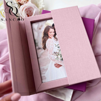 Boîte d'invitation de mariage de luxe en velours rose écologique, personnalisable avec estampage à chaud doré, élégante pour fiançailles, anniversaire, remise de diplôme, fête