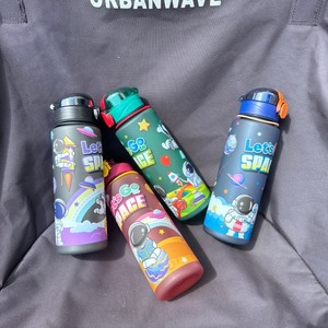 700mlのかわいい子供用漫画風宇宙飛行士デザイン、屋外スポーツ用プラスチック製ウォータータンブラーカップ、持ち運びに便利なロープ付き飲料ボトル - Product Image 3