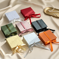 Nouvelle boîte d'emballage de bijoux de luxe carrée à rabat en ruban, pour le rangement de colliers, bagues et boucles d'oreilles, boîte cadeau avec logo imprimé