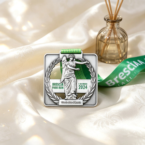 Insignia Metálica Cuadrada Brescia Park Run 2024 con Diseño de Alas de la Victoria, Sin Níquel, Estilo Clásico Personalizado - Product Image 1