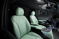 Kit d'intérieur de luxe vert menthe pour Mercedes Vito W447 avec deux tables consoles cachées, sièges VIP, tableau de bord en carbone et toit ouvrant d'origine