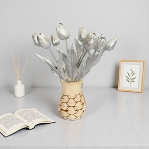 Questi Eleganti Tulipani Artificiali Dorati Sono Perfetti per l'Arredamento Domestico e Ideali per Composizioni da Tavola - Product Image 4