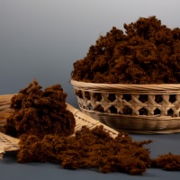 Fibre de polyester recyclée ignifuge teinte camel pour tissu non tissé, feutre aiguilleté, certifiée GRS OEKO TEX