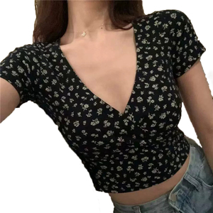 T-shirt d'été chic à imprimé floral pour femme, col en V, coupe courte, manches courtes, tricoté, ajusté, style Prairie, avec détails en dentelle - Product Image 4
