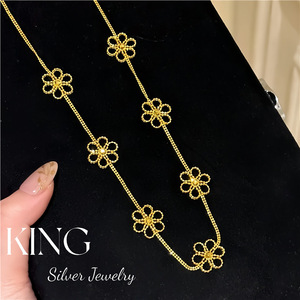 สร้อยคอแฟชั่นรูปดอกไม้หกกลีบประดับลูกปัดเงิน ของขวัญสำหรับผู้หญิงใส่ได้ทุกวัน - Product Image 1