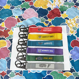 Porte-clés rectangulaire en nylon tissé durable et écologique avec motif d'ours de l'équipe de basket-ball des États-Unis, imprimé en sérigraphie, avec mousqueton - Product Image 2