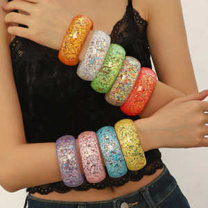 Nuovo Bracciale/Braccialetto in Resina Acrilica Lucite con Paillettes Etniche Scintillanti 2026 - Semplice e Personalizzato per Feste da Donna - Product Image 1