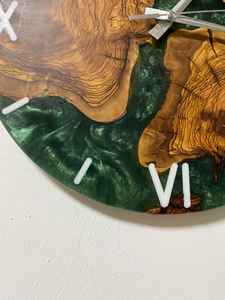 นาฬิกาแขวนผนังงานฝีมือเรซิ่นสุดหรู ตกแต่งด้วยไม้ ดีไซน์เรียบเนียน ทนทาน เหมาะสำหรับตกแต่งภายในห้องนั่งเล่นสไตล์โมเดิร์น - Product Image 6