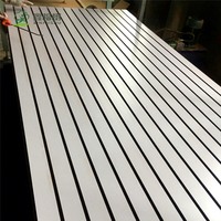 Panneau MDF rainuré de haute qualité, résistant à l'humidité, qualité P2, MDF rainuré uni 18 mm