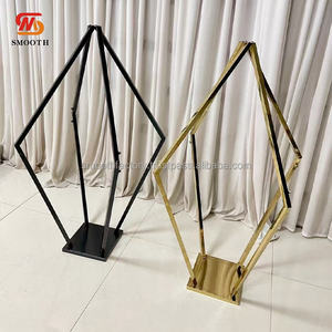 Support floral en métal doré personnalisé LEDA pour décoration d'allée de mariage, centre de table pour événements et fêtes - Product Image 3