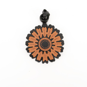 Llavero de Cuero con Textura de Girasol y Detalle de Costura en Dos Tonos - Product Image 4