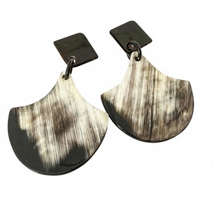 Boucles d'oreilles pendantes modernes 100 % naturelles en corne de buffle, faites à la main, écologiques, thème amour, pour mariage, uniques, tendance et légères - Product Image 1