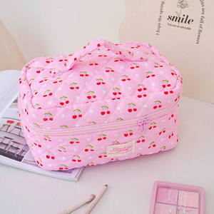 Многоцелевая стеганая Хлопковая сумка с красными вишневыми печатными логотипами, косметическая дорожная косметичка для женщин - Product Image 2