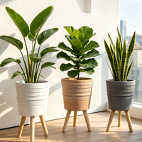 Jardinières modernes en fibre de verre légère, pots à fleurs hauts avec base trépied en bois pour l'extérieur et le jardin domestique