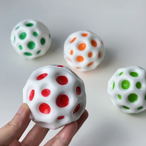 Balle poreuse à haute élasticité personnalisée pour enfants, balle à trous élastiques pour les étudiants pour soulager le stress et faire rebondir la balle. - Product Image 5