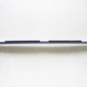 Perchas de plástico blancas antideslizantes de alta calidad con hombros anchos de 5.8 mm y agarres de goma de material ABS para exhibición de ropa en tiendas. - Product Image 4