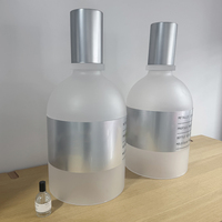 Bouteille de parfum géante en verre moderne pour la publicité en grand magasin et le merchandising visuel en détail