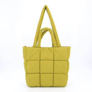 حقيبة نسائية كبيرة مبطنة جديدة وعصرية للصيف والشتاء، حقيبة رياضية خفيفة الوزن مقاومة للماء بسحاب/مفتوحة - Product Image 1