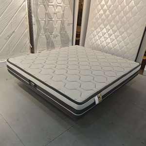 Chambres à coucher et matelas d'hôtel modernes - Product Image 1