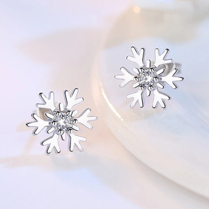 Orecchini a Perno a Forma di Fiocco di Neve per Donne, Accessori per Orecchie Freschi per Uso Quotidiano e Stile Festivo - Product Image 6