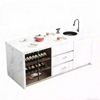 Îlot de cuisine de luxe blanc avec rangement pour vin, plaque de cuisson à induction intégrée, bar de cuisine moderne multifonctionnel en acier inoxydable