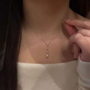 Collar de Plata de Ley S925 de Lujo con Colgante Cuadrado en Forma de V, Incrustaciones de Diamantes Clásicas, Cierre de Oro Rosa, Estilo Sofisticado - Product Image 1