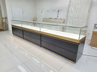 Etalase Perhiasan Kaca Lengkung Berlapis Emas, Meja Pajang Ritel dari Logam dan Kayu untuk Toko dan Showroom