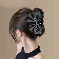Elegante pasador de pelo semimanual de tela satinada gris estilo francés con lazo y diseño dulce para moños de mujer en la parte trasera de la cabeza